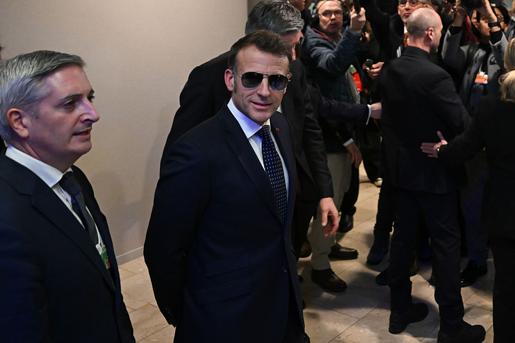 От Давос до Top Gun. Kак Макрон превърна един аксесоар в златна модна реклама?