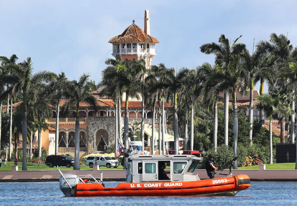 Агенти на Secret Service застреляха мъж, проникнал в резиденцията на Тръмп