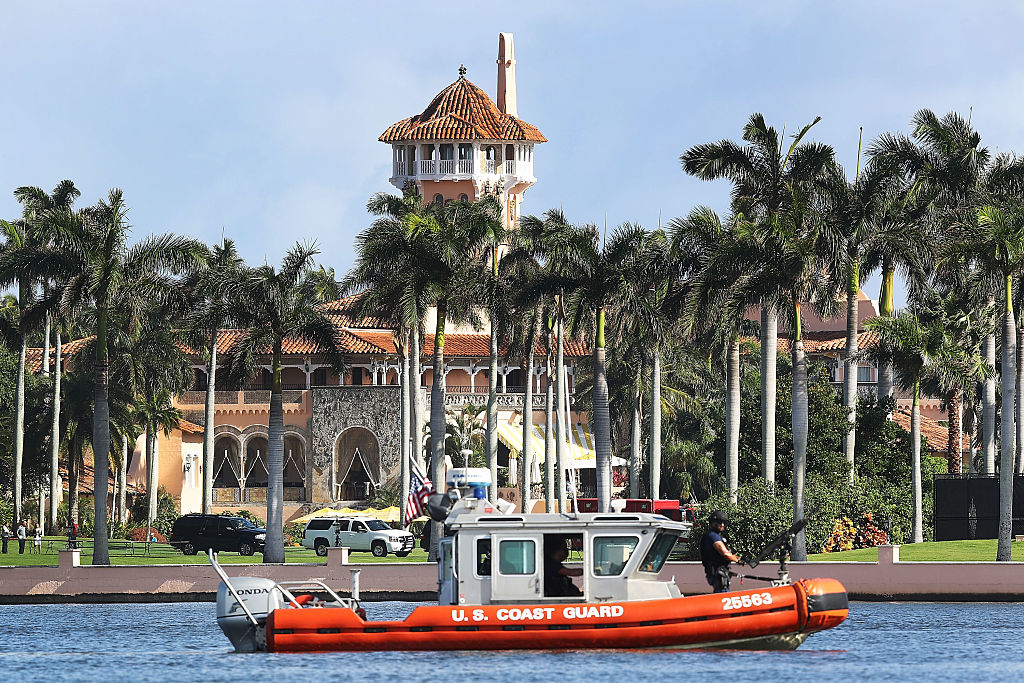 Агенти на Secret Service застреляха мъж, проникнал в резиденцията на Тръмп