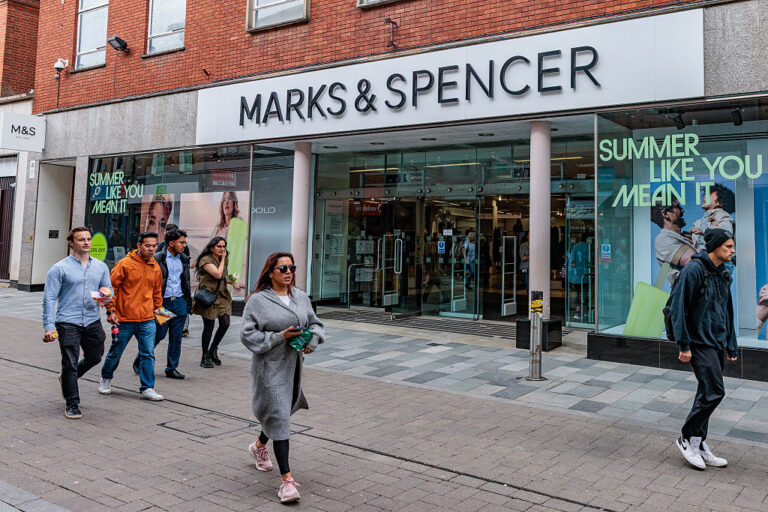 Четирима младежи са арестувани за мащабната кибератака срещу Marks & Spencer