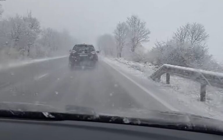 Сняг на Разпети петък изненада шофьорите на много места в страната
