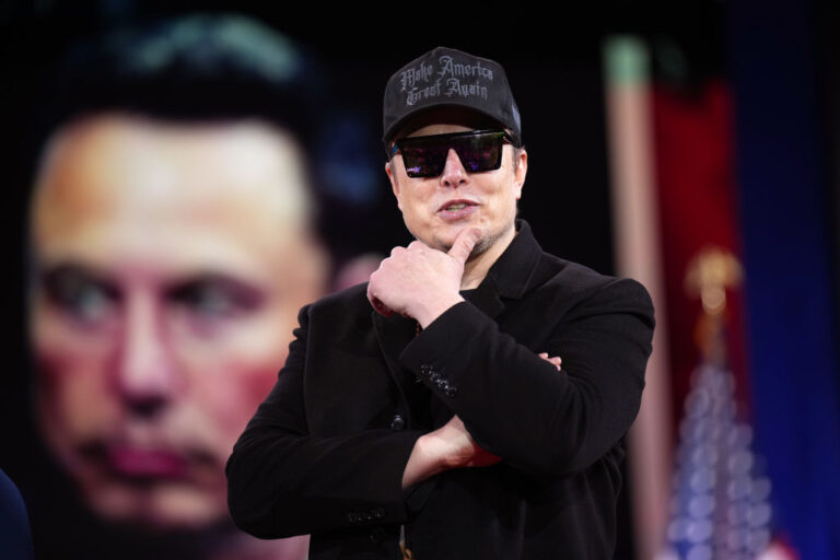 Илон Мъск стана първият трилионер в света след дебюта на SpaceX на борсата