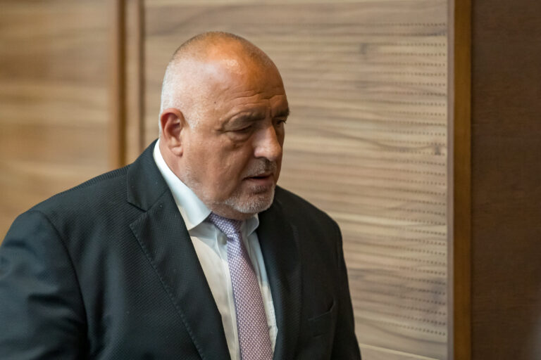 Сутрешни прозрения: Борисов прати младите лекари на море в България, за да има пари за заплатите им