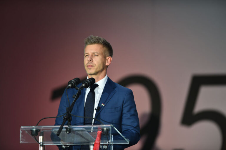 Изнудват основния опонент на Виктор Орбан със секс запис