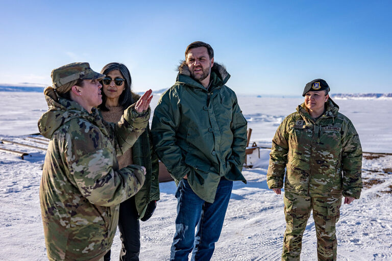 Пентагонът уволни командира на военната база в Гренландия заради критика към Джей Ди Ванс