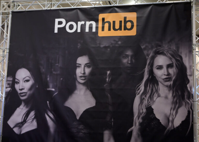 Хакнаха Pornhub и откраднаха 94 гигабайта данни за потребителите