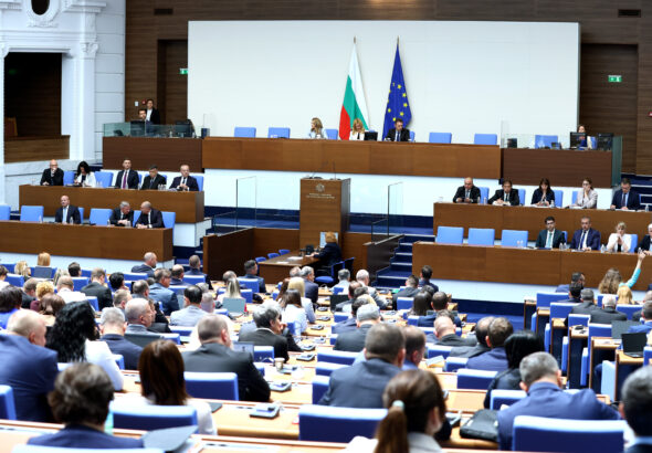 Депутатите връщат машинният вот преди изборите за президент наесен