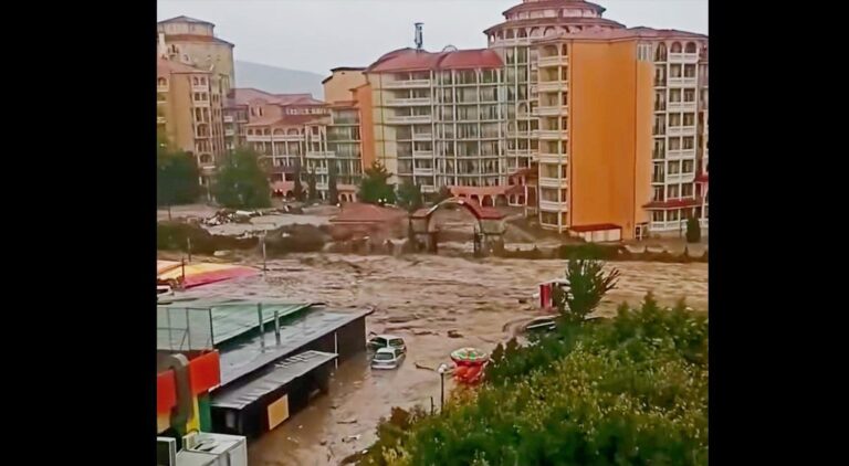 Мъж загина при наводнението в курорта Елените, евакуират местните жители