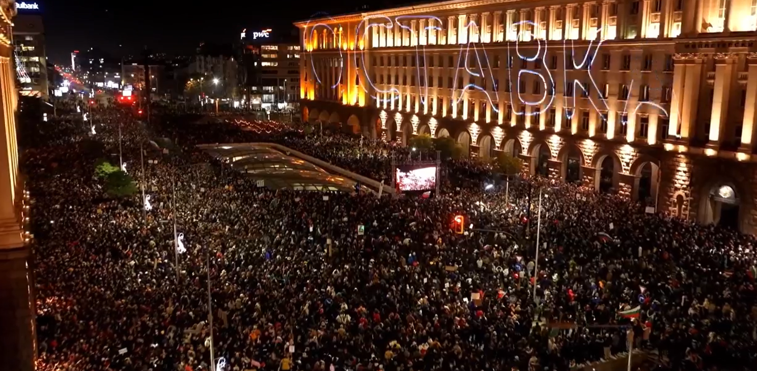 На живо от протеста: "Пеевски не може да ни представлява, дели ни ценностна система"