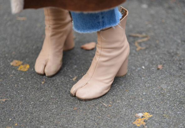 Maison Margiela защити дизайна на обувките Tabi, а съдът забрани имитацията им в ЕС