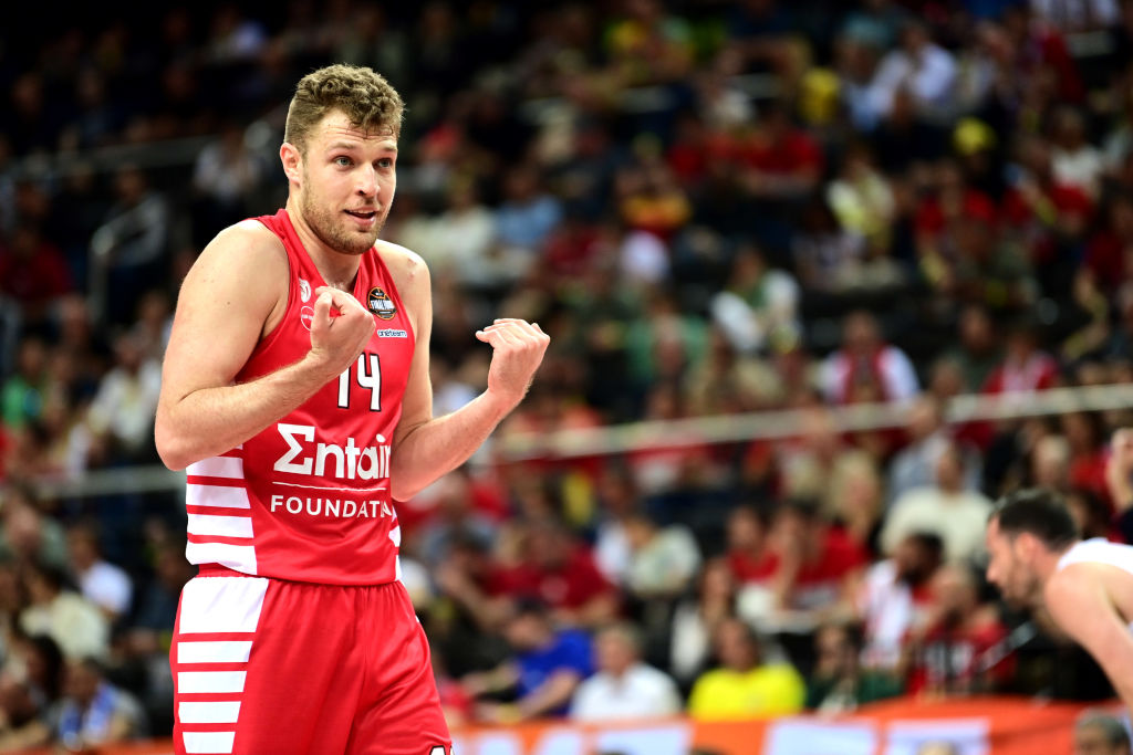 Везенков блести, а "Олимпиакос" е на върха в Евролигата