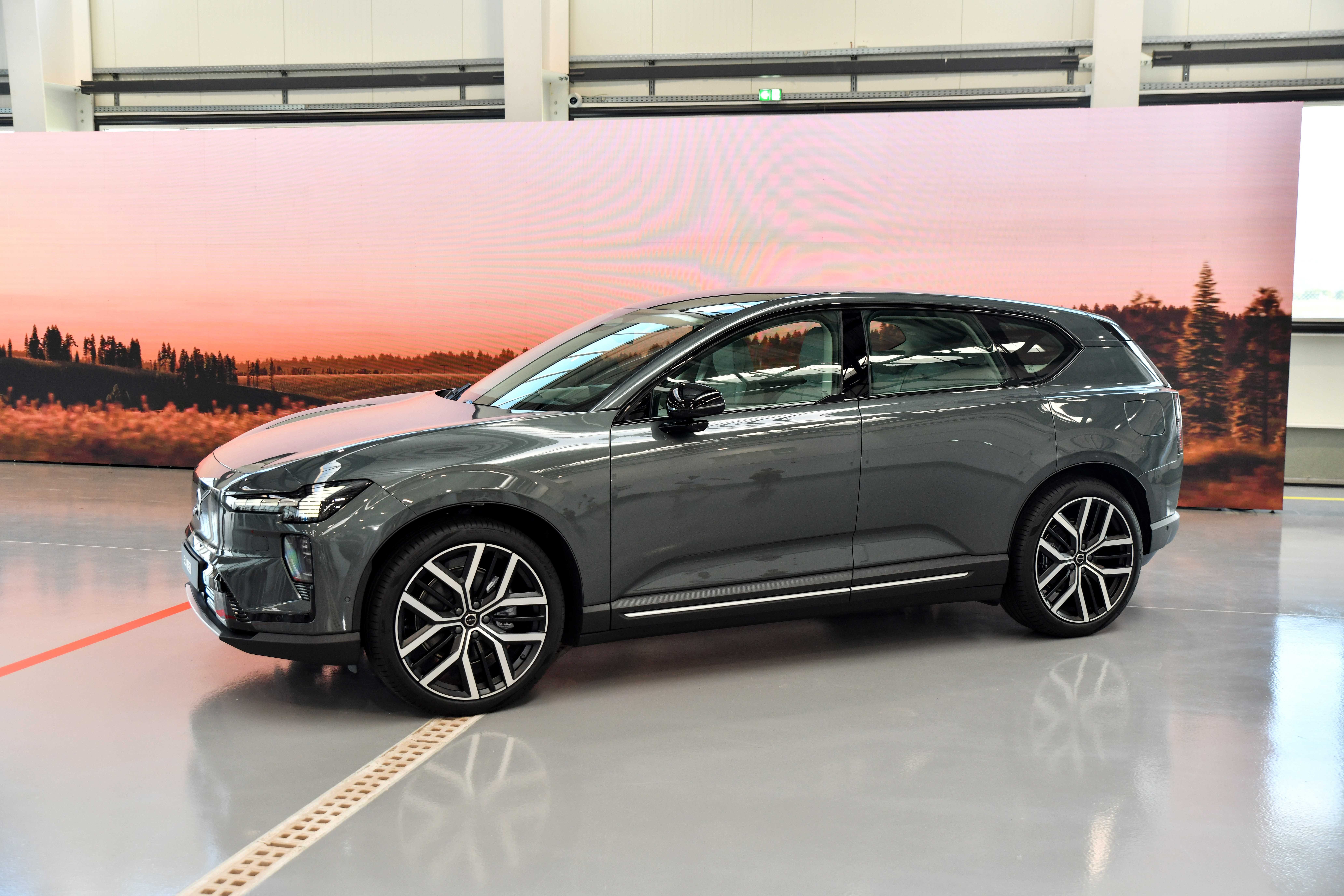 Volvo EX60 дебютира в София в самолетен хангар и това не е случайно