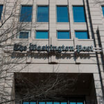 Безос съкращава стотици журналисти във Washington Post