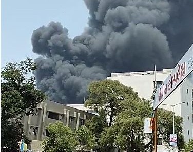 Пътнически самолет на Air India с 244 души на борда се разби близо до Ахмедабад