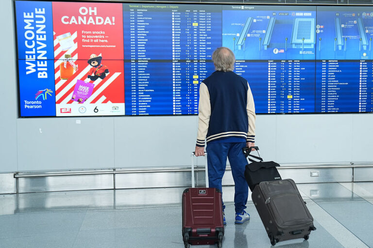 Най-голямата канадска авиолиния Air Canada спря хиляди полети заради стачка
