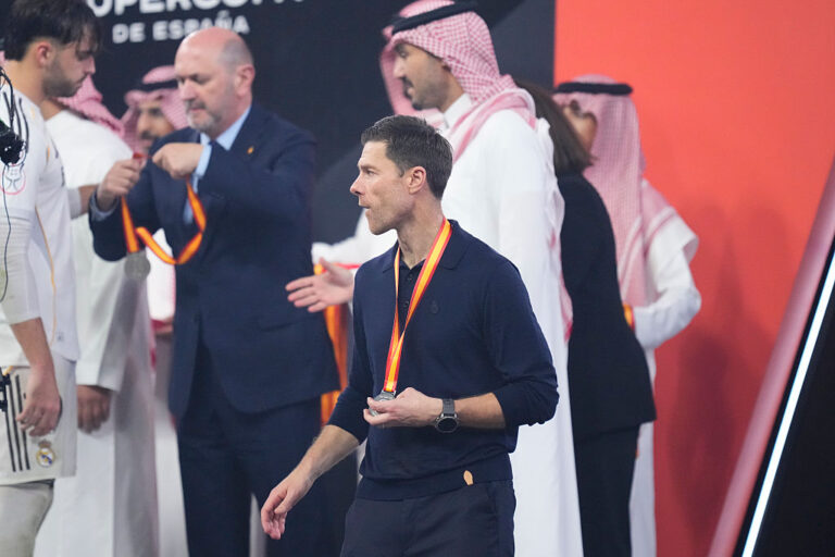 "Реал" (Мадрид) се раздели с треньора си след загубата от "Барселона"