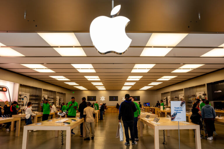 Испанският регулатор разширява разследване срещу Apple по подозрения за злоупотреби
