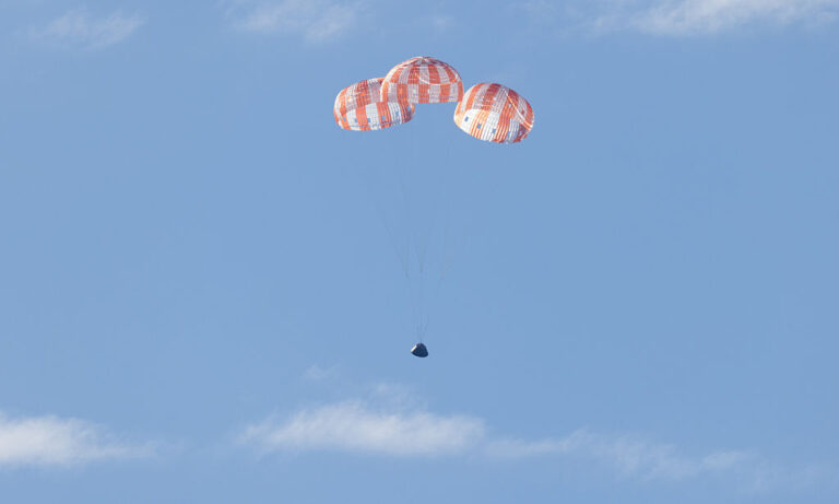 Екипажът на Artemis II се завърна успешно на Земята след историческа мисия