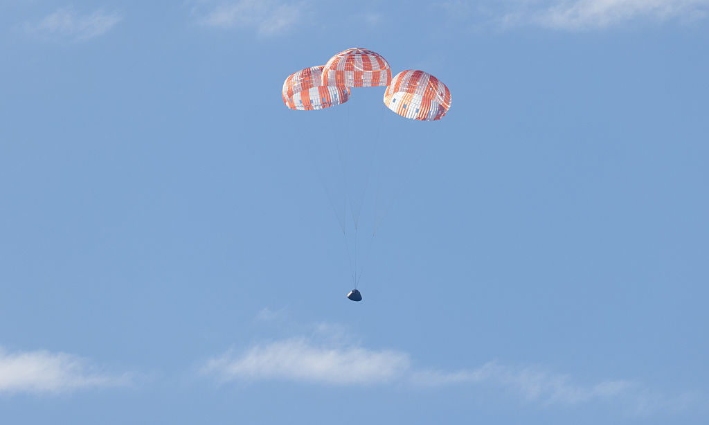 Екипажът на Artemis II се завърна успешно на Земята след историческа мисия