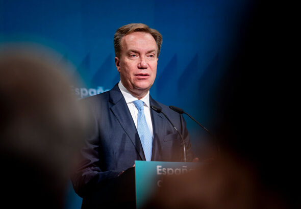 Досиетата "Епстийн" застигнаха форума в Давос - шефът му хвърли оставка