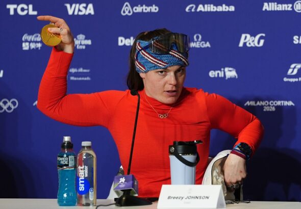 Първите медали от Зимните олимпийски игри започнаха да се разпадат