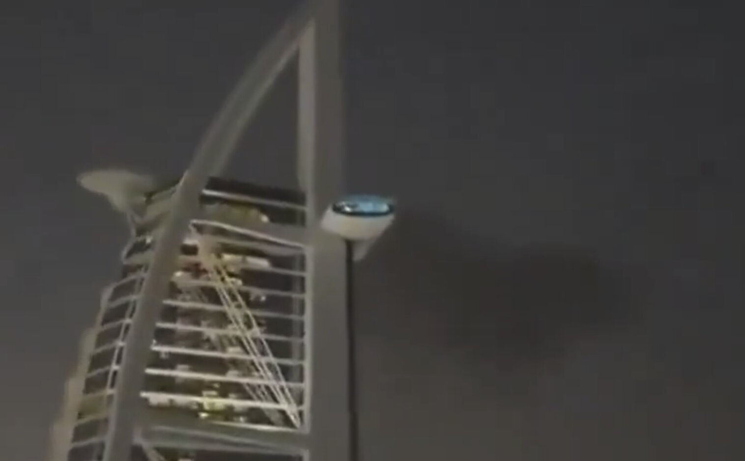 Ирански ракетни удари нанесоха щети на летището в Дубай и хотела „Бурж ал Араб“