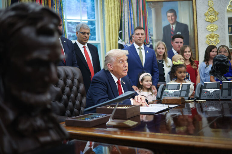 Тръмп е купил облигации от Netflix и Warner Bros. след анонса за мегасделката им