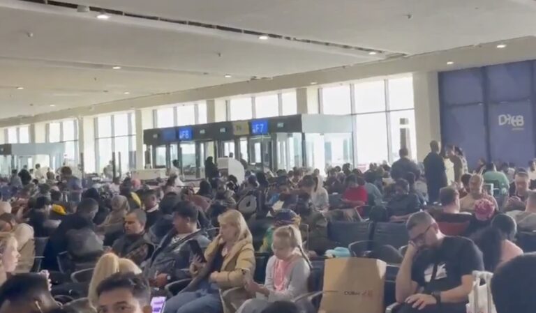 Ударите между САЩ и Иран доведоха до хиляди отменени полети и хаос във въздушния трафик