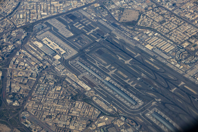 Летището в Дубай беше затворено за часове след атака от Иран