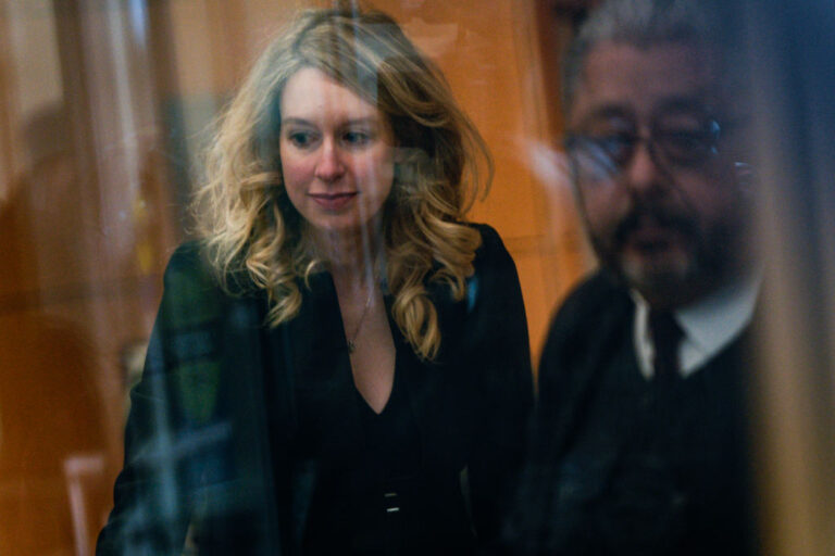 Елизабет Холмс се обърна към Тръмп с молба за предсрочно освобождаване от затвора