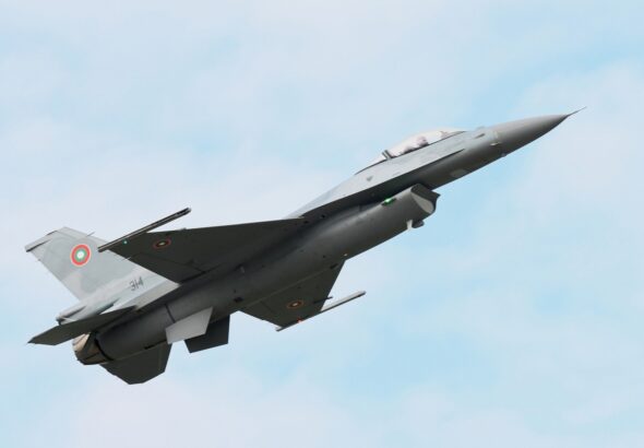 Два български F-16 направиха учебни полети на Летище София