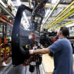 Компании съкратиха служители заради AI. Сега започват да съжаляват