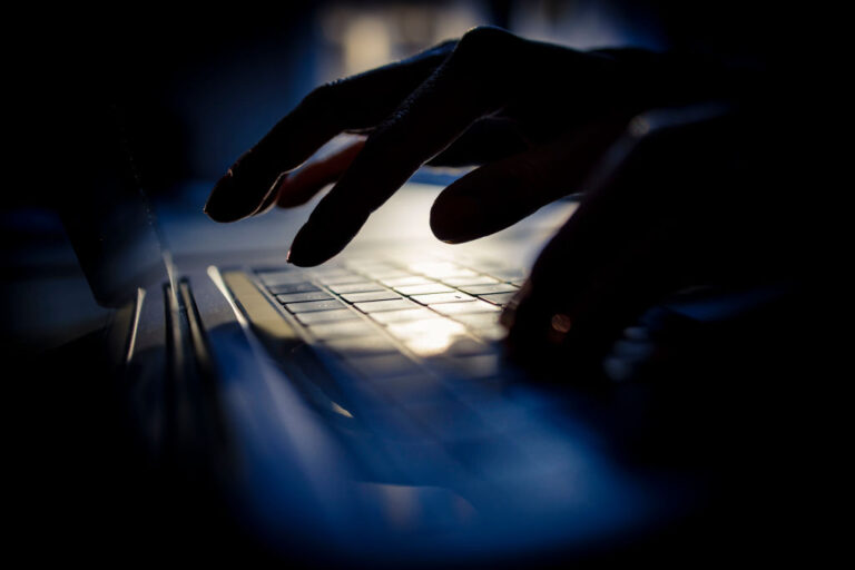 Службите търсят пране на пари зад български торент сайтове