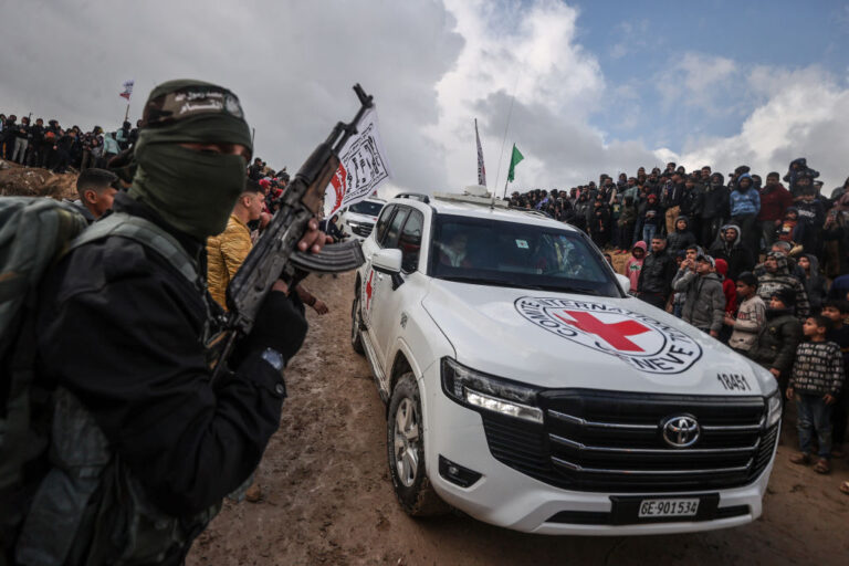 Започна освобождаването на още шестима заложници, след като "Хамас" върна тялото на Шири Бибас