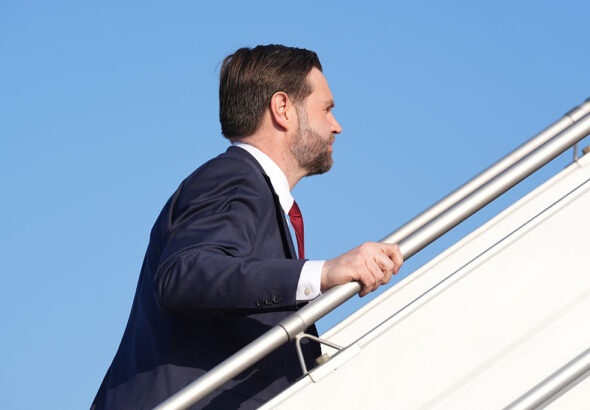 Джей Ди Ванс си тръгна от преговорите с Иран без споразумение