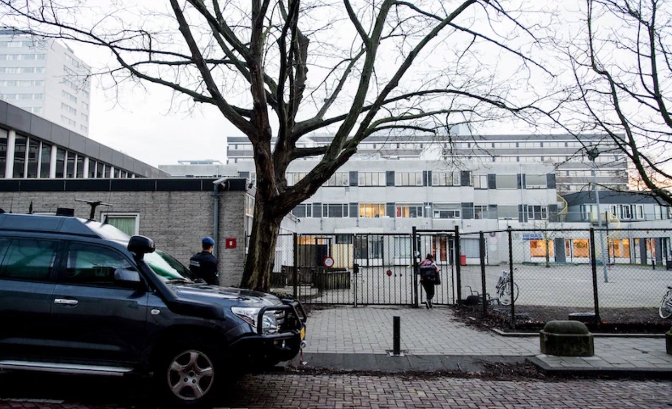 Експлозия нанесе щети на еврейско училище в Амстердам