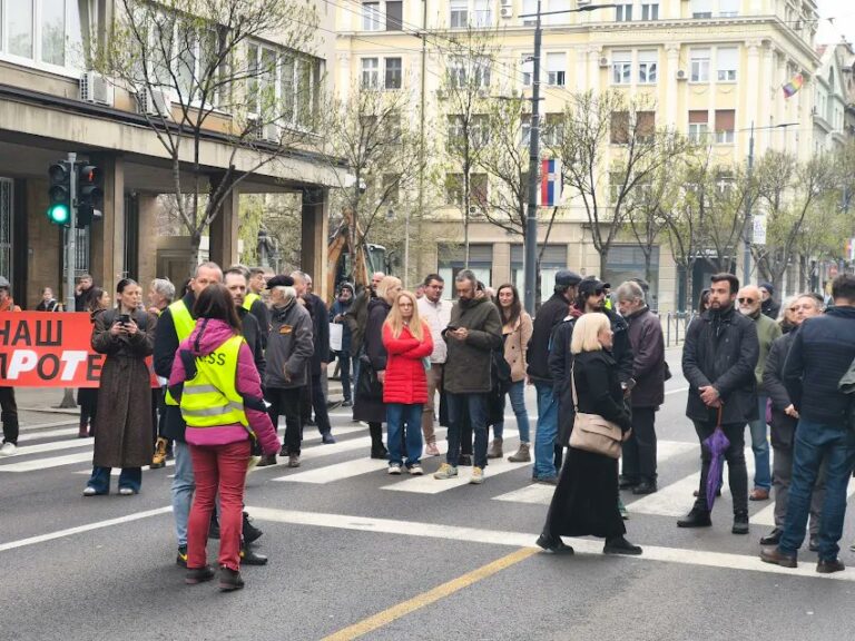 Сръбски журналисти излязоха на протест пред офиса на Вучич след серия от нападения