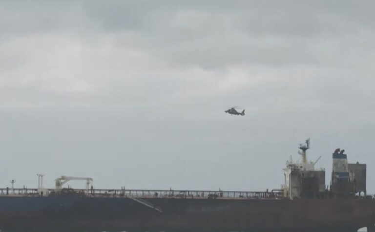 Четвърти ден корабът "Kairos" остава блокиран край Ахтопол, изследват морето за замърсяване