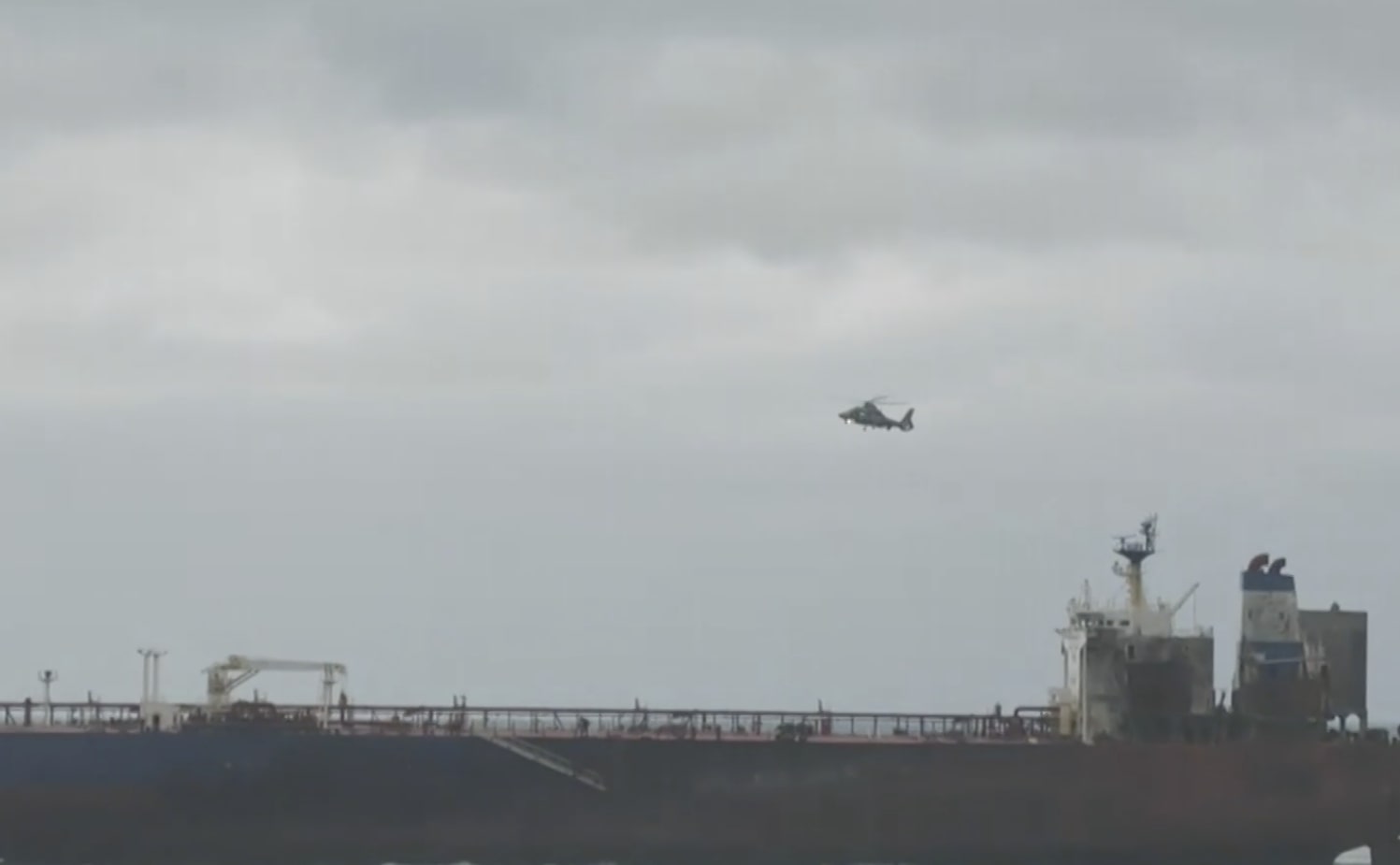 Четвърти ден корабът "Kairos" остава блокиран край Ахтопол, изследват морето за замърсяване