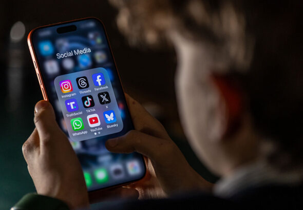 След Гърция и Турция забранява социалните мрежи за деца под 15 години