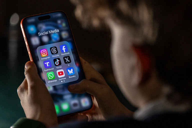 След Гърция и Турция забранява социалните мрежи за деца под 15 години