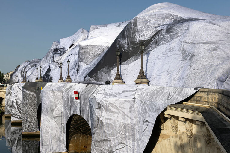 Силен вятър повреди опаковката на Pont Neuf, откриването ѝ се отлага