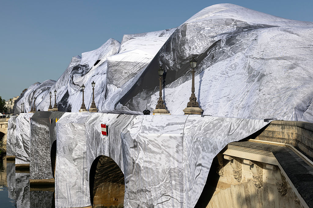 Силен вятър повреди опаковката на Pont Neuf, откриването ѝ се отлага