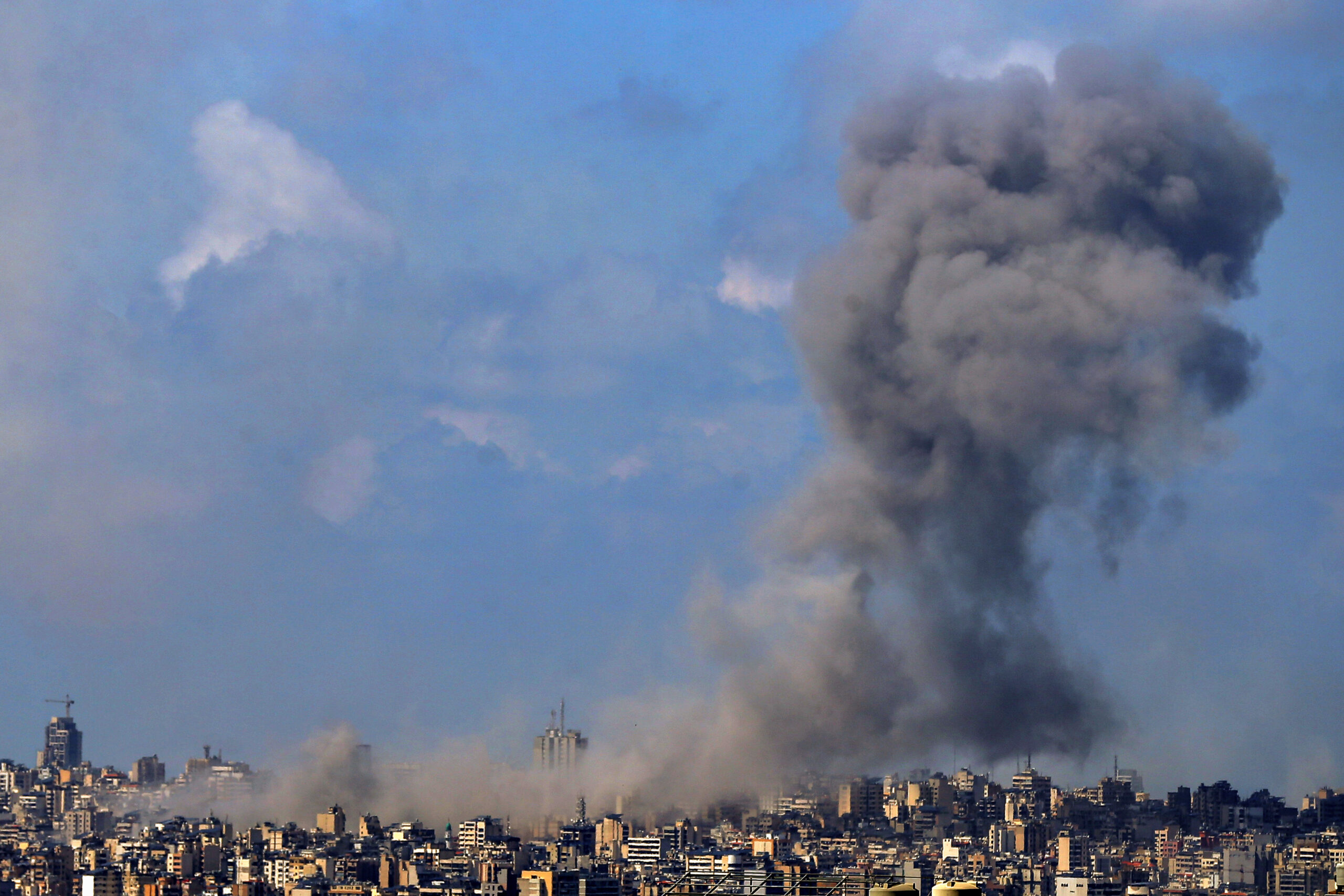 Израел атакува Ливан, Ормузкият проток остава затворен