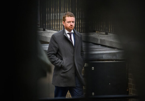 "Дясната ръка" на британския премиер подаде оставка заради досиетата "Епстийн"