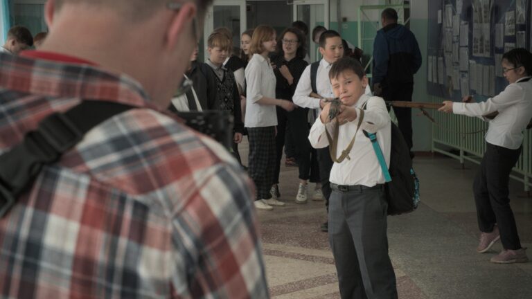 Mr Nobody Against Putin - как един учител спечели "Оскар" с филм за кошмарите в руското училище след войната