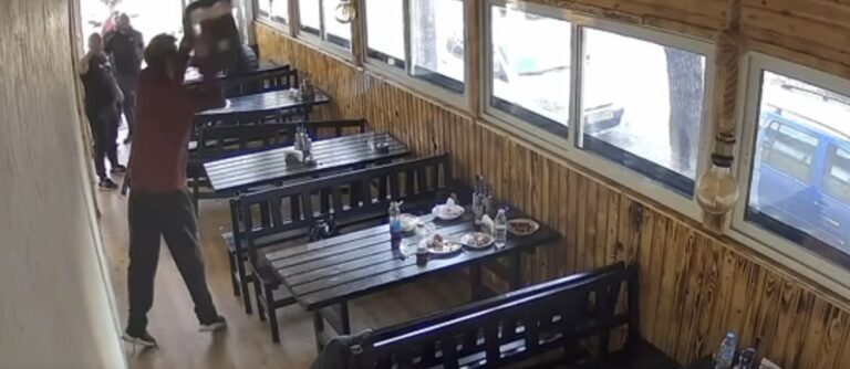 Психично болен мъж, въоръжен с нож, нападна клиенти в ресторант в „Света Троица“