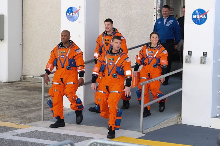 NASA ще направи исторически полет около Луната за първи път от 1972