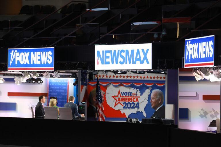 "Чудото" Newsmax: Кабелната телевизия, която обича Тръмп, привлече милиарди на Уол Стрийт