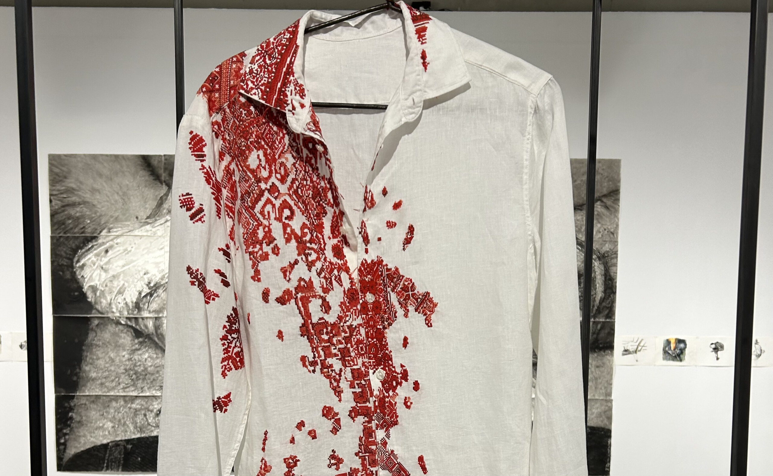 „Орнаменти на болката“ – изложба на Правдолюб Иванов изследва как привикваме към войната